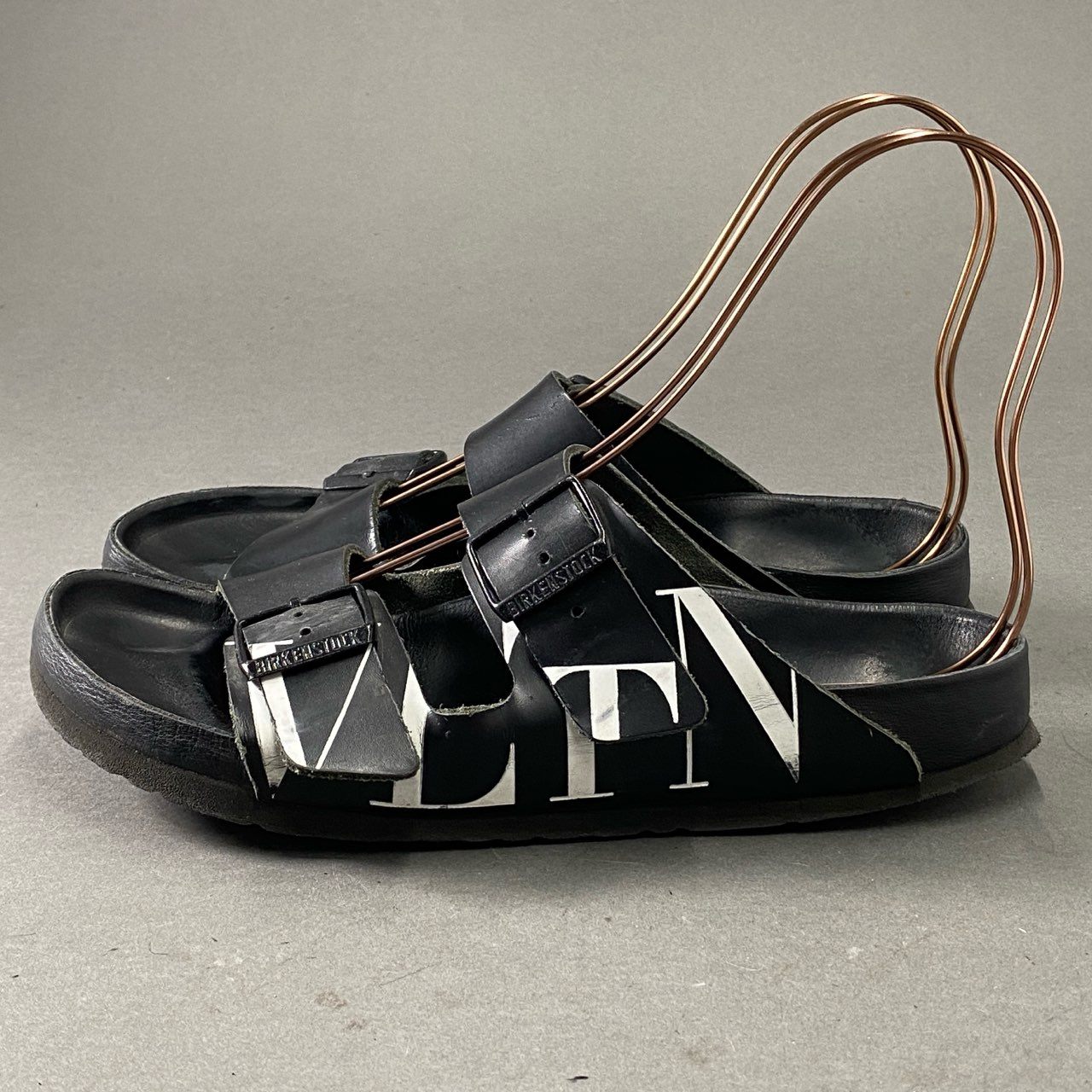 6f20 VALENTINO ヴァレンティノ × BIRKENSTOCK ビルケンシュトック コラボ Arizona アリゾナ VLTN コンフォートサンダル 26.5cm ブラック レザー シューズ