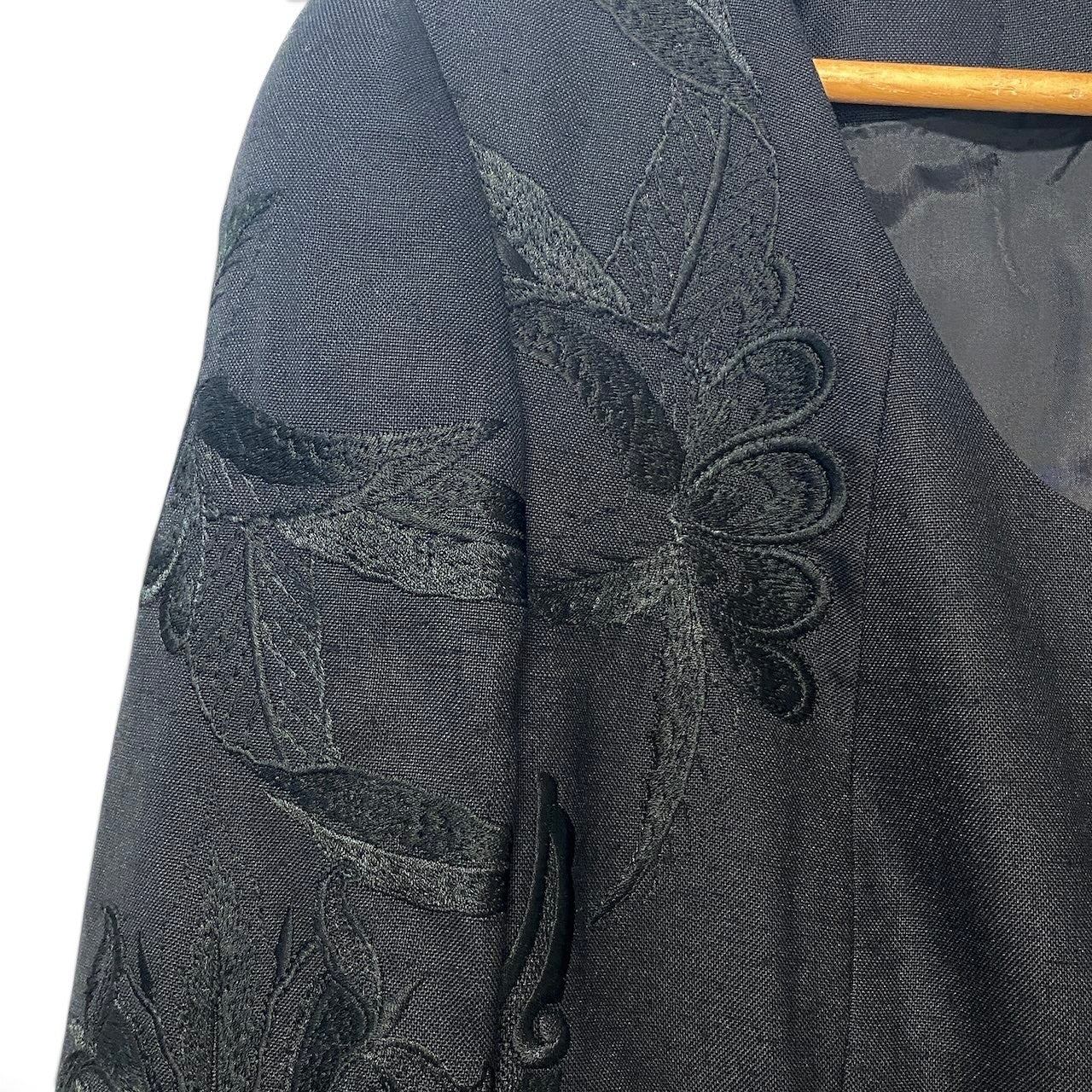 62i1 GIANFRANCO FERRE ジャンフランコフェレ ヴィンテージ ノーカラージャケット 刺繡デザイン サイズ42 ブラック レディースu02t
