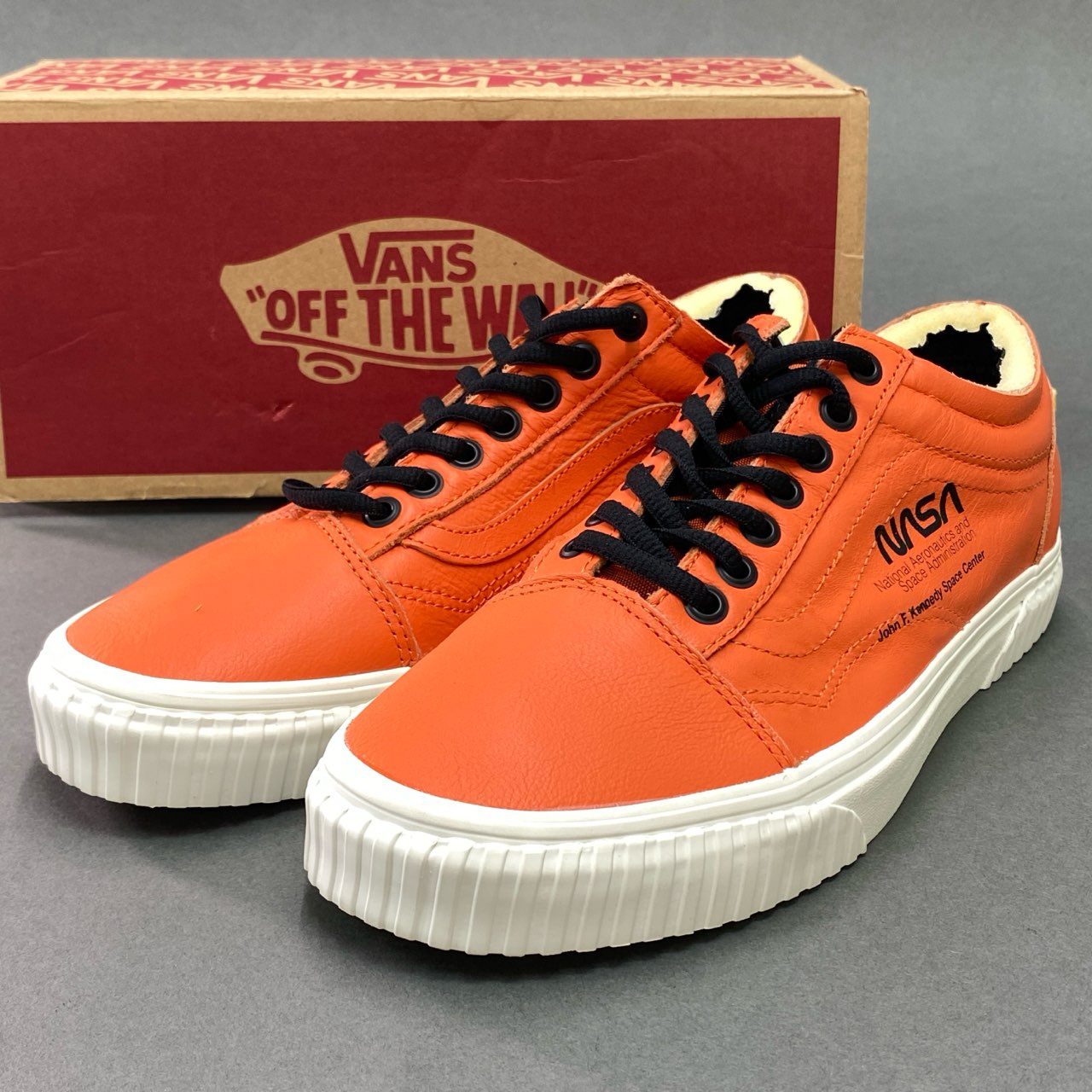5f4 《未使用品》 VANS ヴァンズ × NASA ナサ Space Voyager スペースボイジャー OLD SKOOL オールドスクール スニーカー 26cm オレンジ レザー 箱付き