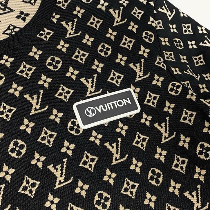 45k18 《美品》 LOUIS VUITTON ルイヴィトン モノグラム 半袖ニット ジャガードニットトップ カットソー イタリア製 ロゴプレート 1A93HY L ブラック