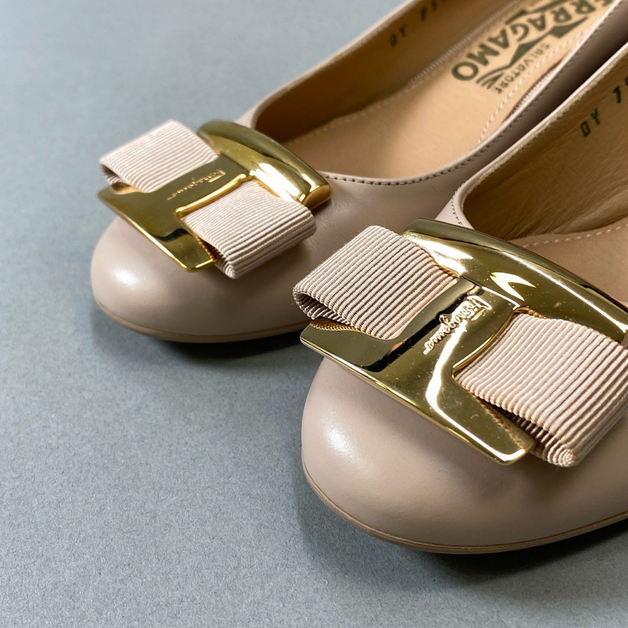 6j16 《美品》 SALVATORE FERRAGAMO サルヴァトーレフェラガモ NINNA ヒールパンプス イタリア製 ヴァラリボン シューズ 6 23cm相当 ピンクベージュ レザー レディースo07t