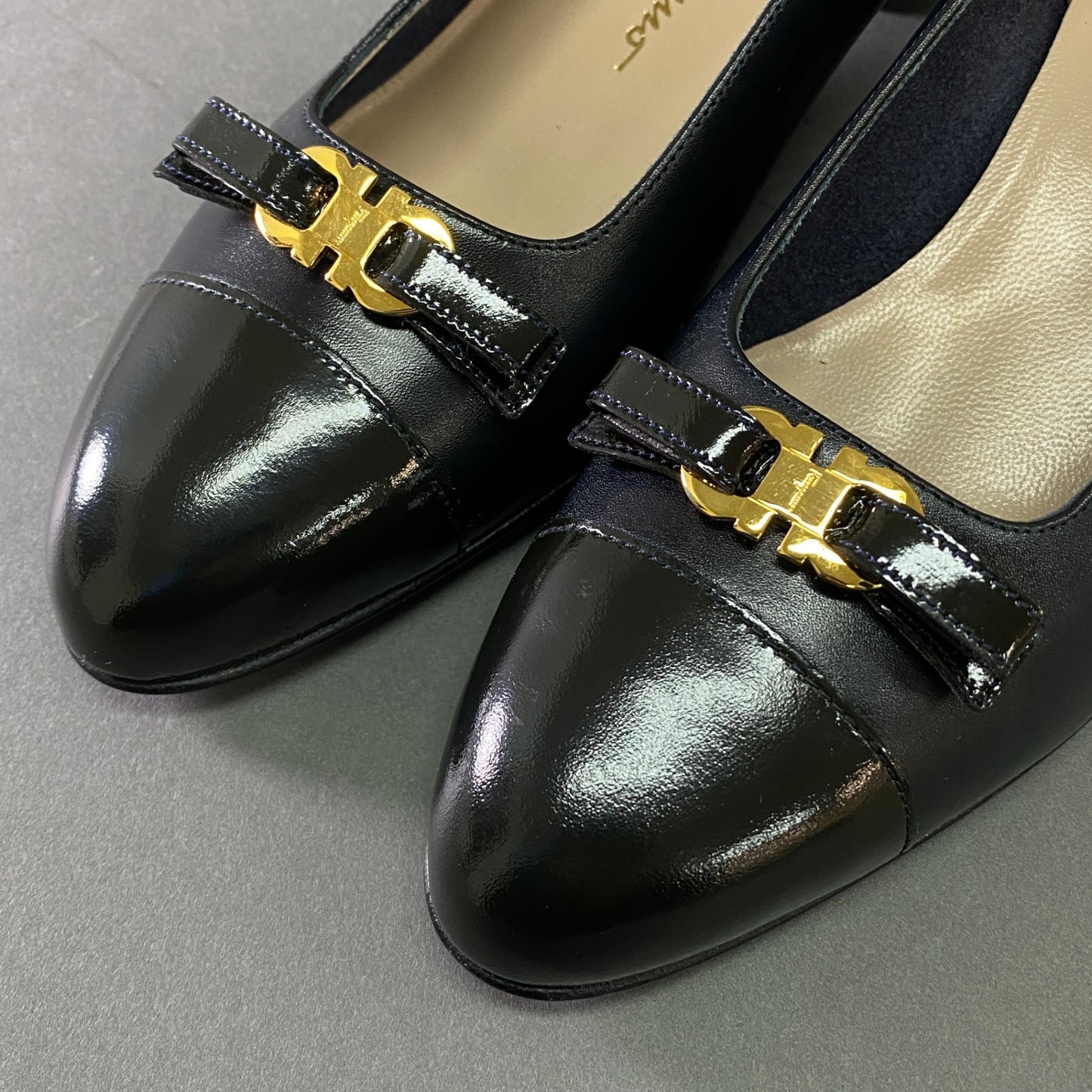 7a22 《未使用品》 Salvatore Ferragamo サルヴァトーレ フェラガモ ガンチーニリボン レザーパンプス 6 ブラック Leather イタリア製 シューズ 靴