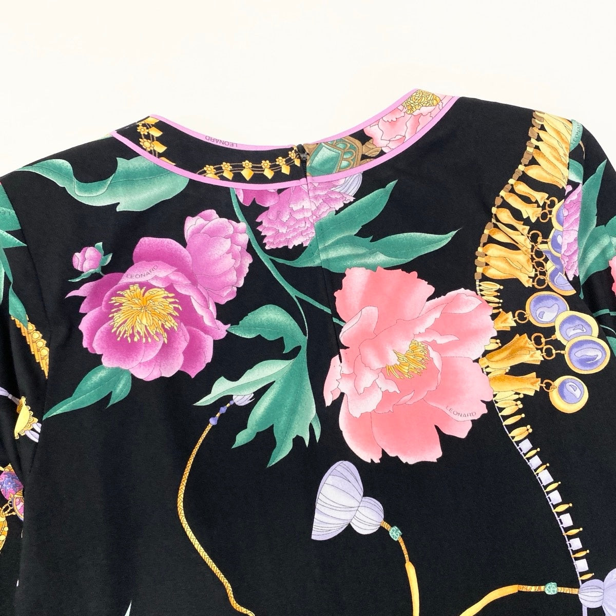 49f27 LEONARD レオナール ロングスリーブカットソー チュニックカットソー カンカン素材 Vネック 花柄プリント 0189521 Lサイズ マルチカラー レディース 女性用u02t