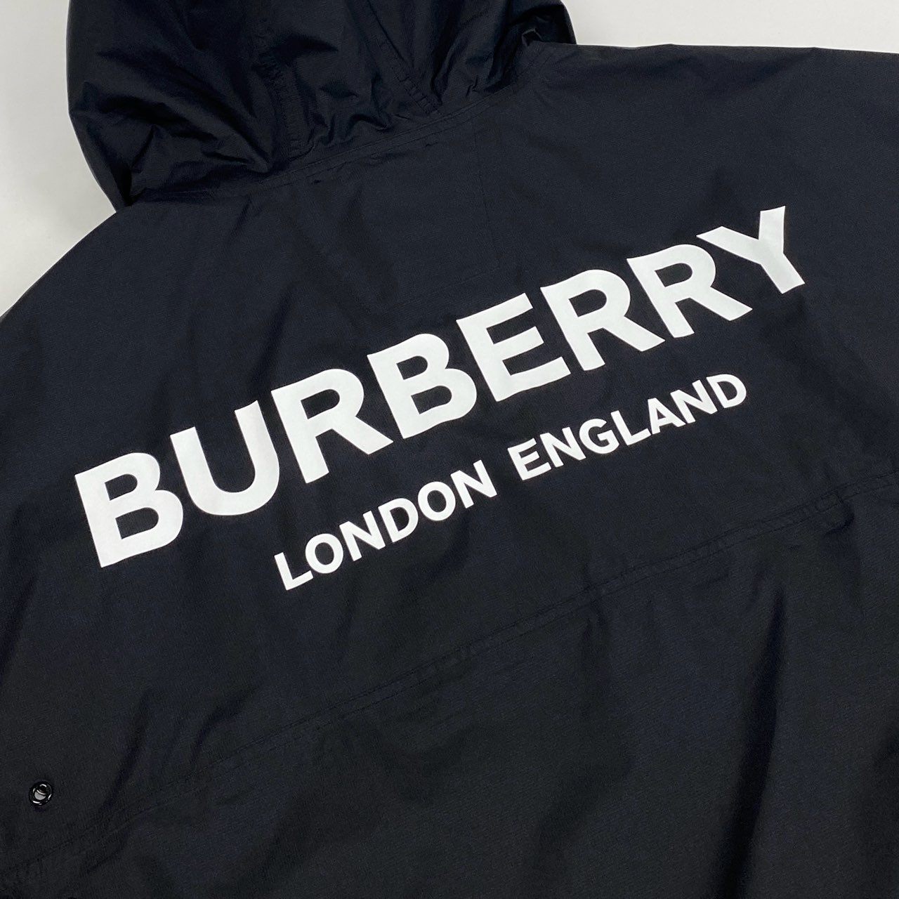 41a5 BURBERRY バーバリー バックロゴプリント アノラックパーカー 8011332 M ブラック ナイロンジャケット