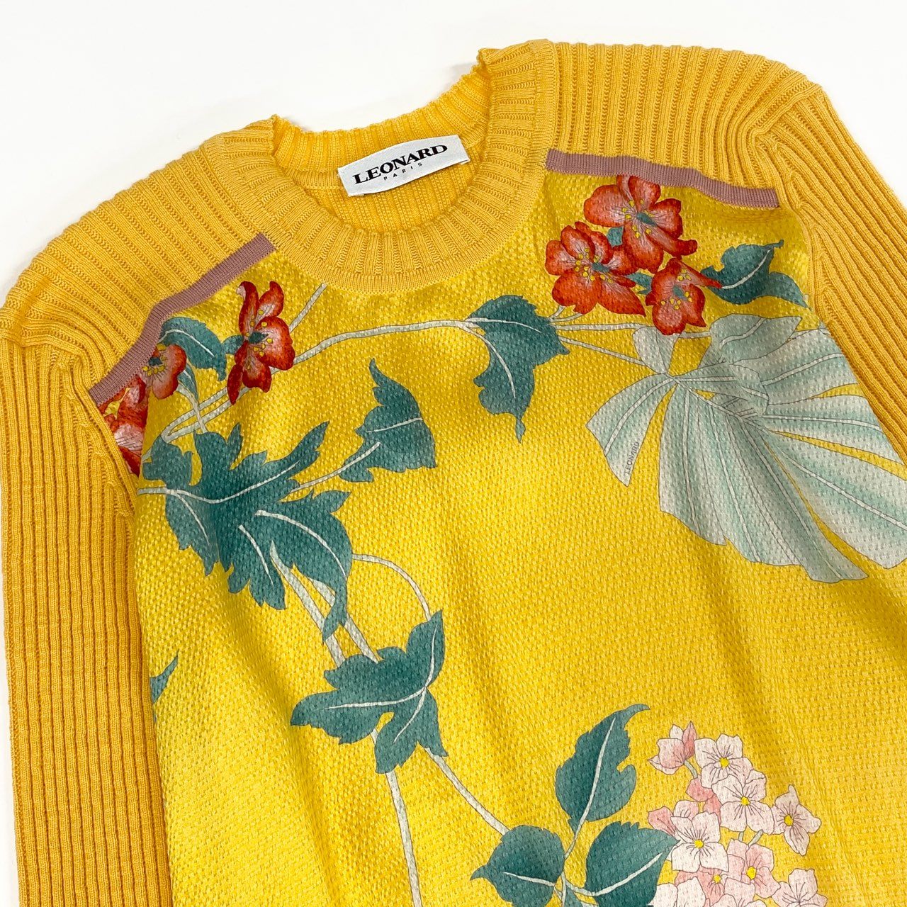68d13 【極美品】 LEONARD PARIS レオナール ロングスリーブ ニットセーター リブニット 異素材切替 美しい花柄プリント サイズL イエロー レディース 女性用u02t