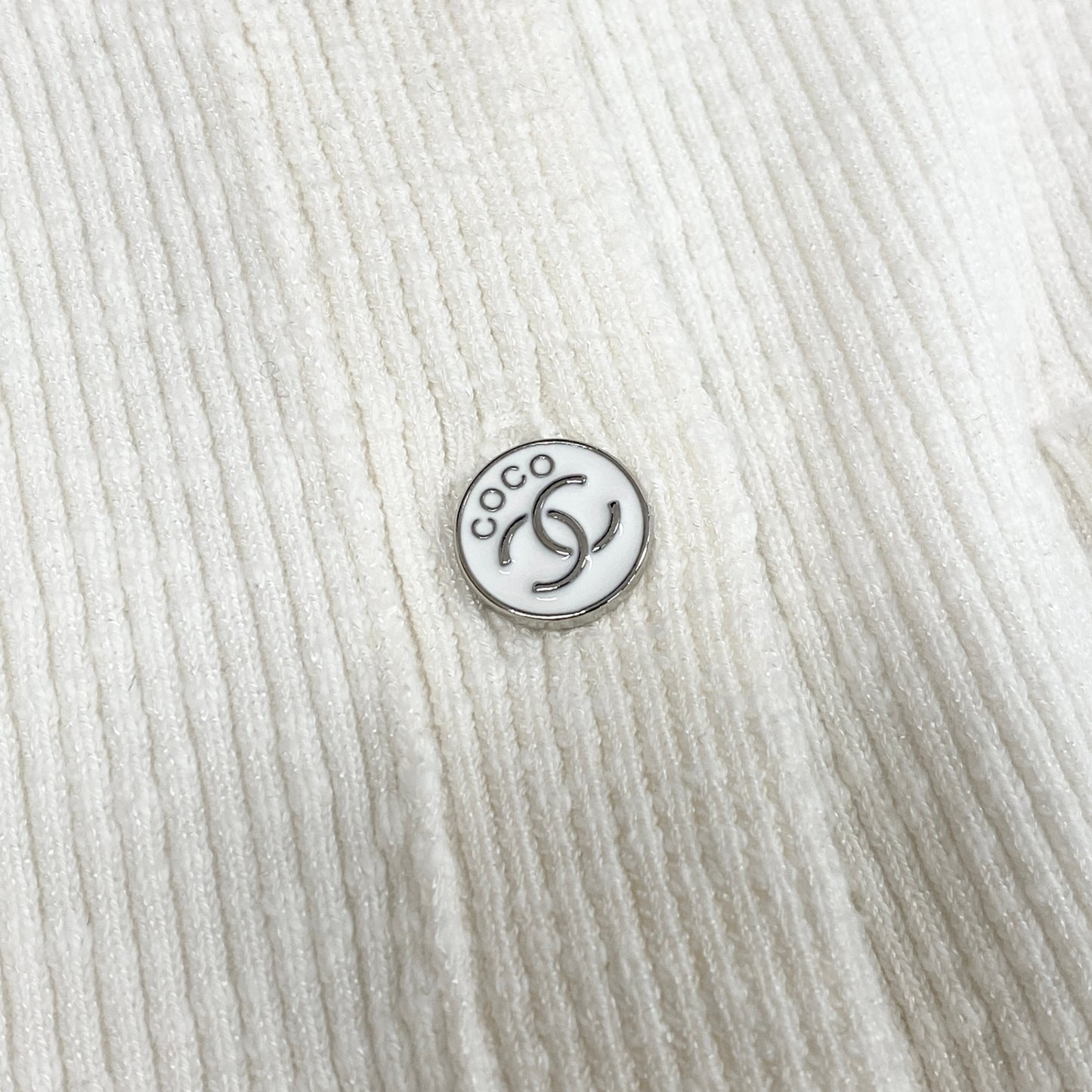 35L19《美品》 CHANEL シャネル ココビーチ カーディガン トップス ココマークボタン LOOK6 P78600K11464 サイズ36 ホワイト レディース 女性用k02i