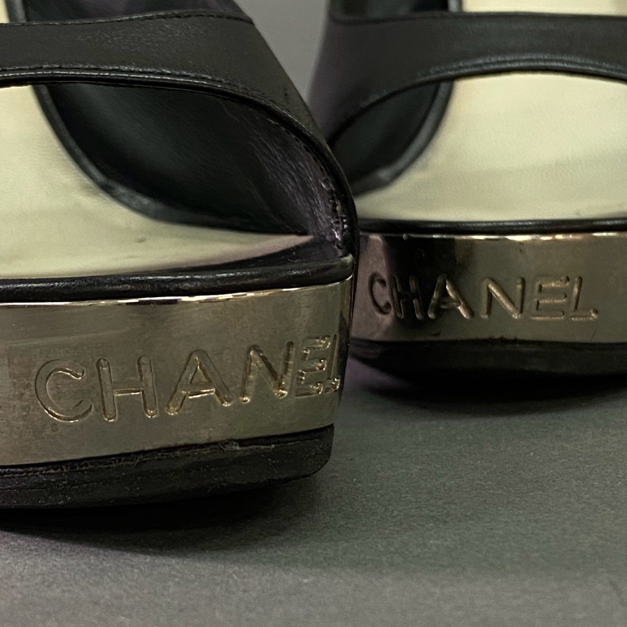 3j24 CHANEL シャネル メタルロゴプレート オープントゥ パンプス サンダル 38 1/2 ブラック レザー チャンキーヒール Leather イタリア製