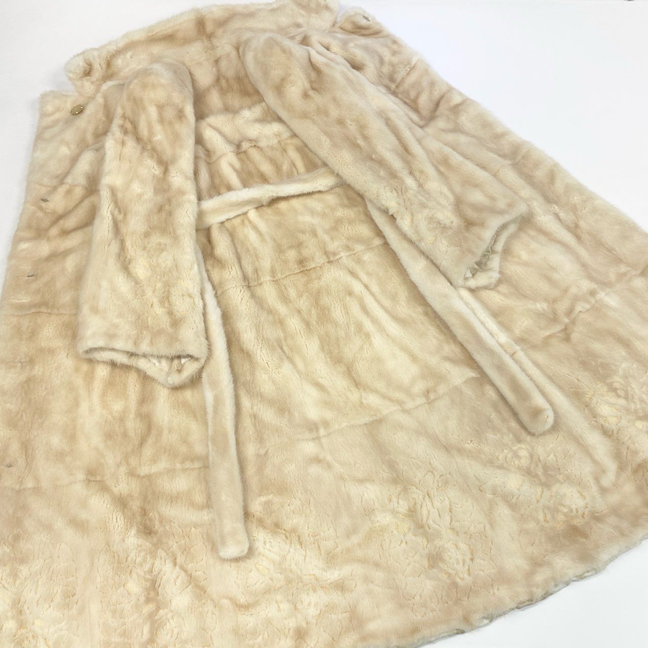 48k2《超希少》 Pellicce Moda ペリーチェモーダ パールミンク フラワーカービングデザイン 超ロングコート 120cm ホワイト 最高級本毛皮 MINK FURt18r