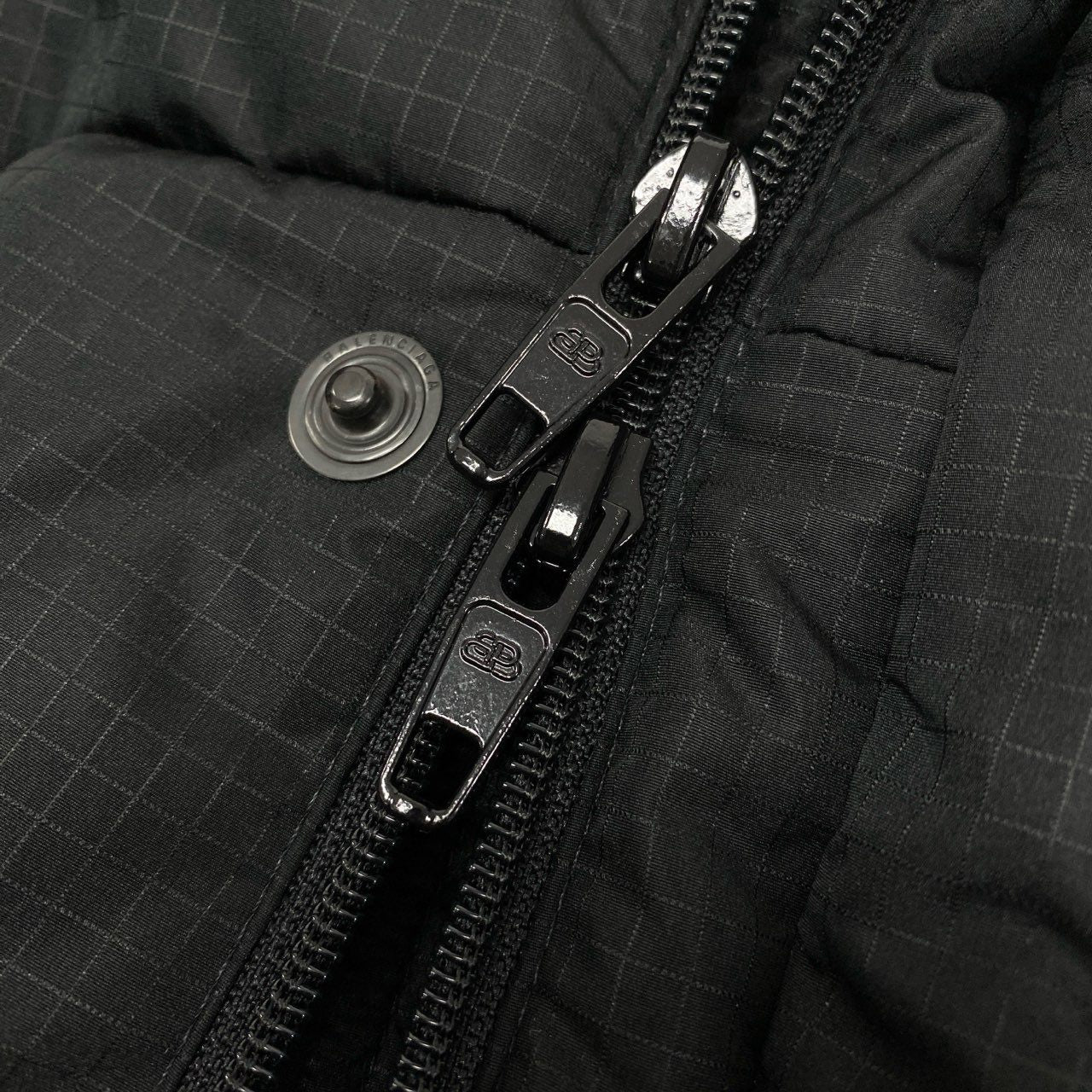 3k28 《タグ付き》 BALENCIAGA バレンシアガ バックロゴ リップストップ パファージャケット アウター 20AW 621982 44 ブラック メンズu02t