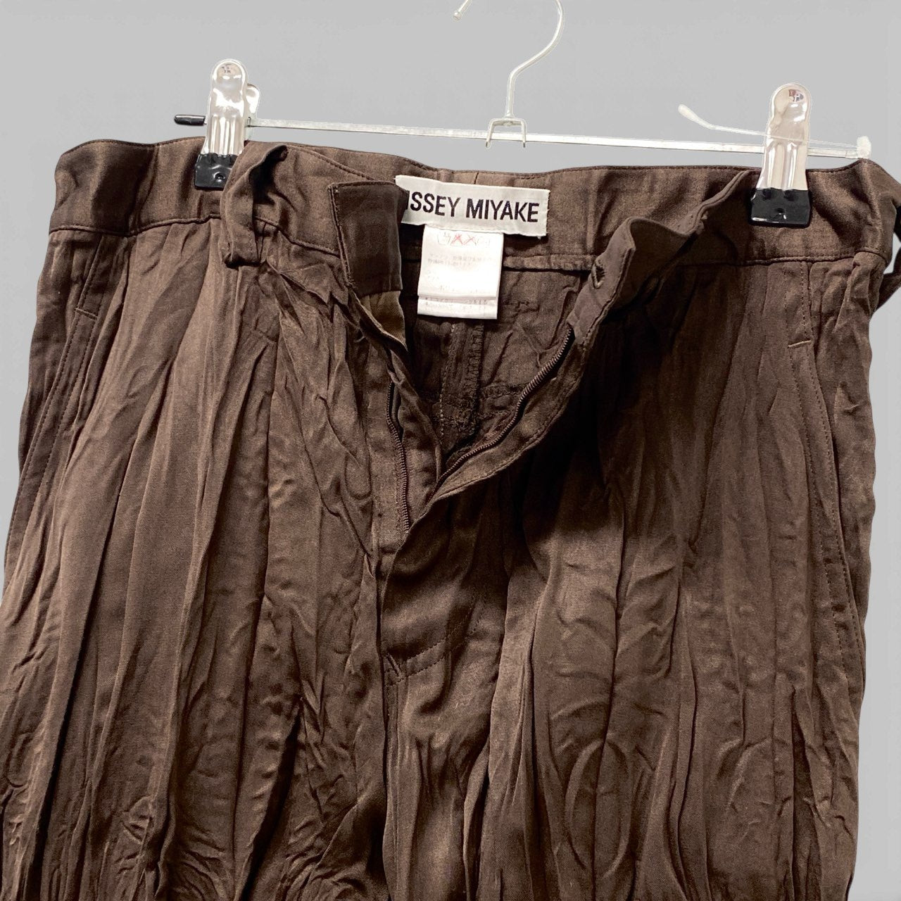 50b13 ISSEY MIYAKE イッセイミヤケ プリーツスラックスパンツ ボトムパンツ プリーツ加工 IM74-FF618 Mサイズ ブラウン ポリエステル100％ メンズ 男性用u02t