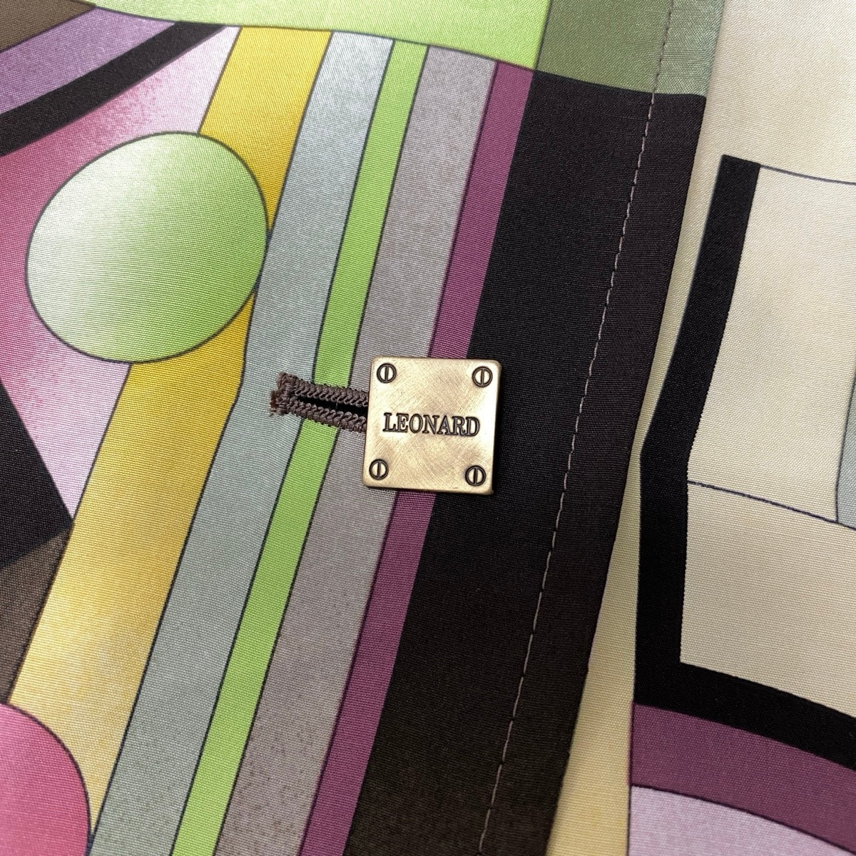 90g27 LEONARD FASHION レオナール スプリングコート 総柄 薄手 サイズ11R マルチカラー 絹100％ レディース 女性用u02t