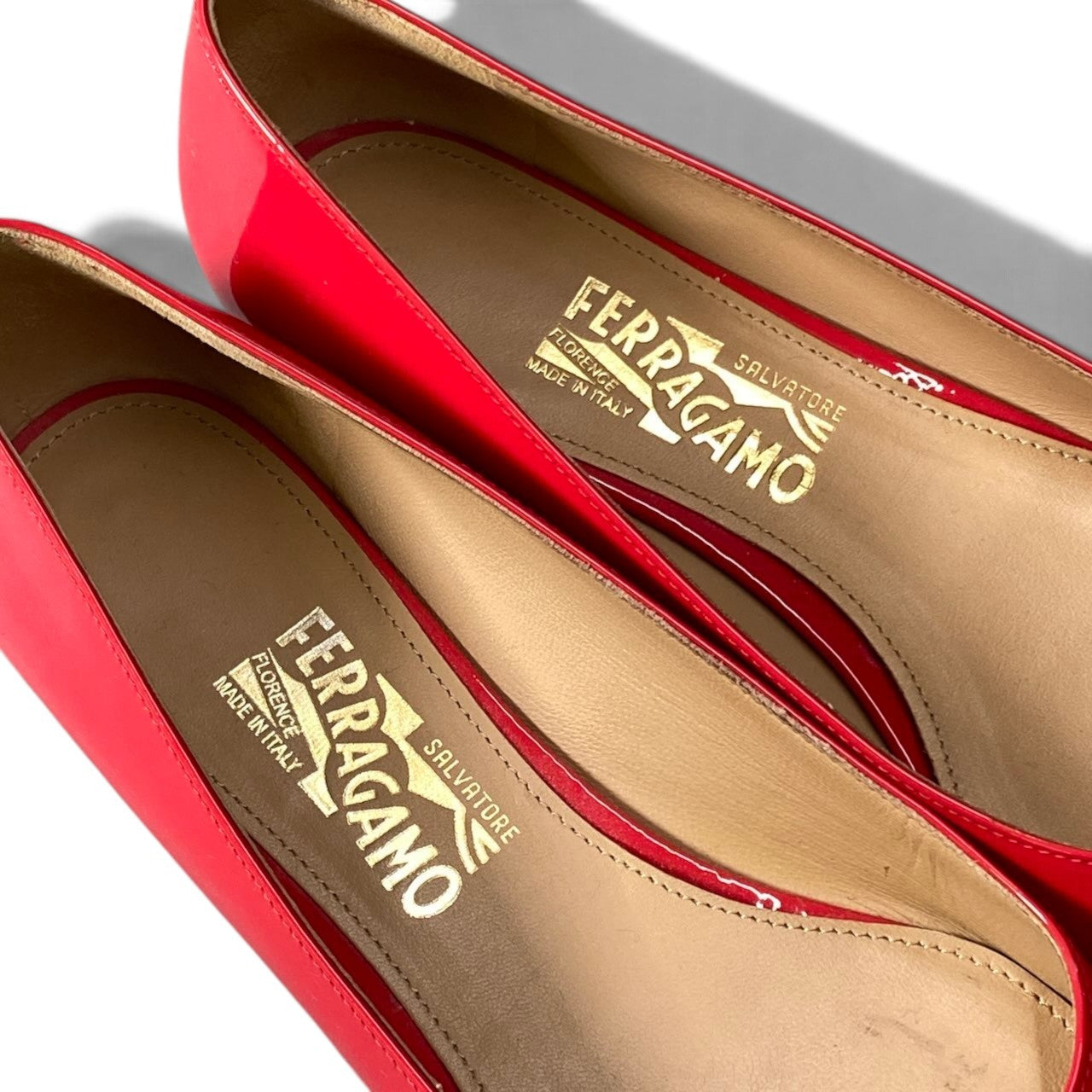 1i7 Salvatore Ferragamo サルヴァトーレフェラガモ ヴァラリボン パンプス フラットシューズ 8.5 レッド パテントレザーu02t