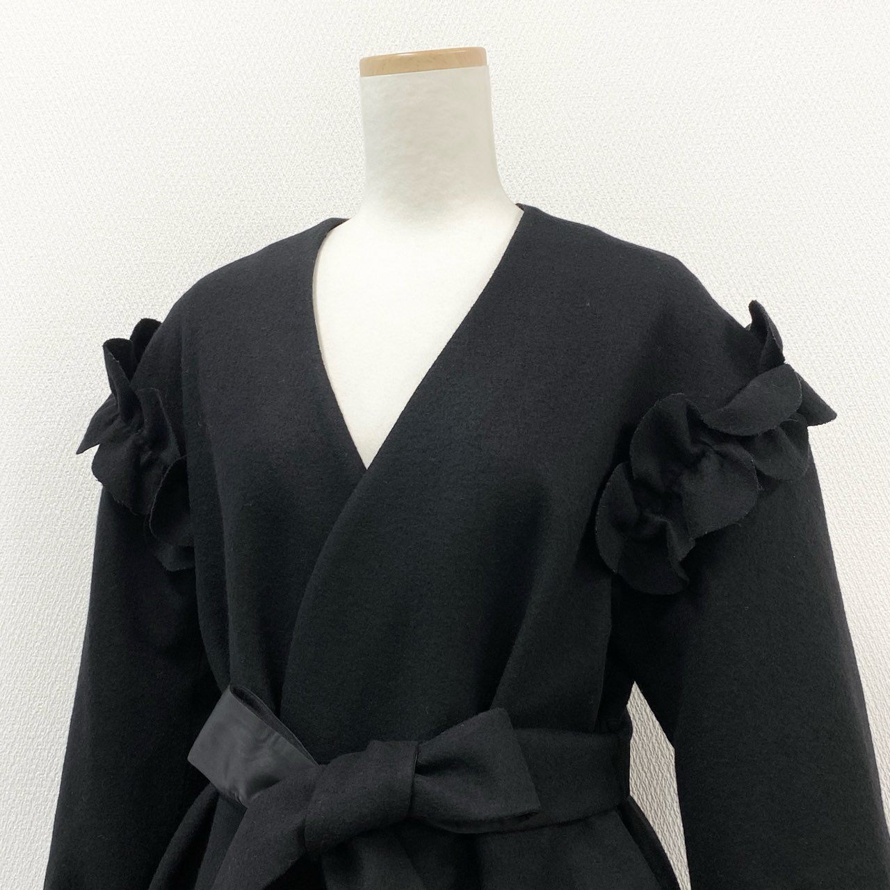 60f21 《新品タグ付き》 leur logette ルールロジェット ロングコート ベルテッドコート ガウンコート フリル サイズ0 ブラック ウール100％ レディース