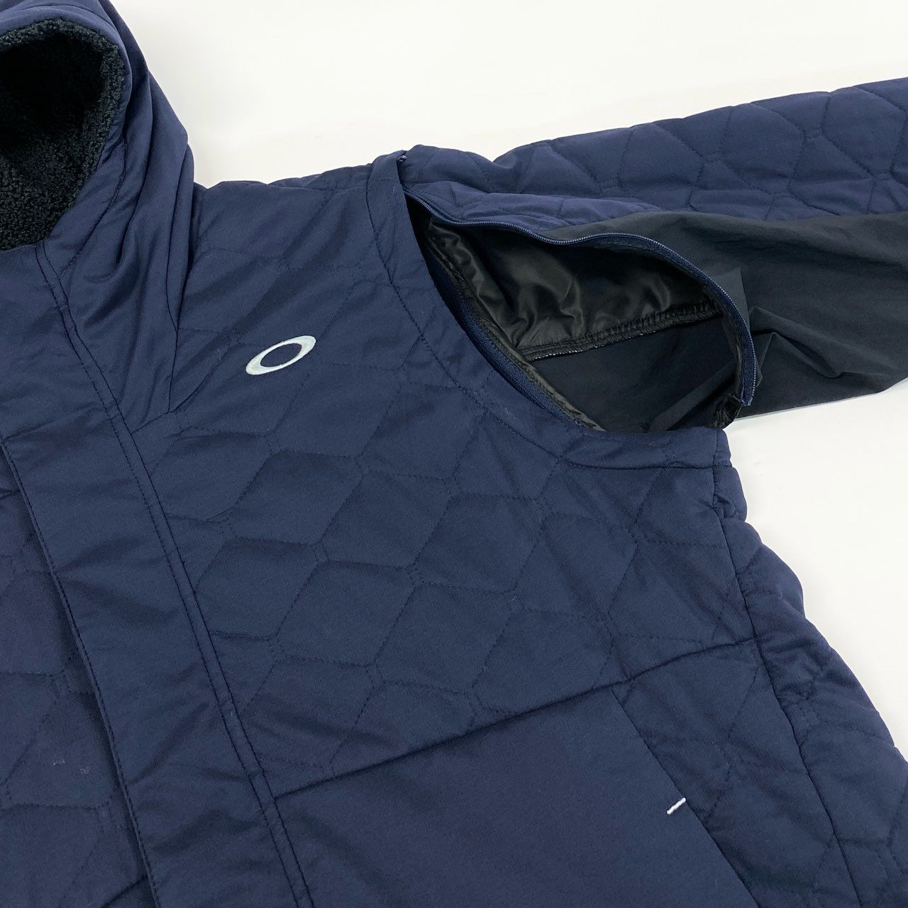 84i10-6《未使用品》タグ付 OAKLEY オークリー UNEVEN PUFF JACKET 3.0 中綿2wayジャケット ベスト ゴルフウェア アウター ロゴ刺繍 大きいサイズ FOA402870 2XL ネイビー メンズk02i