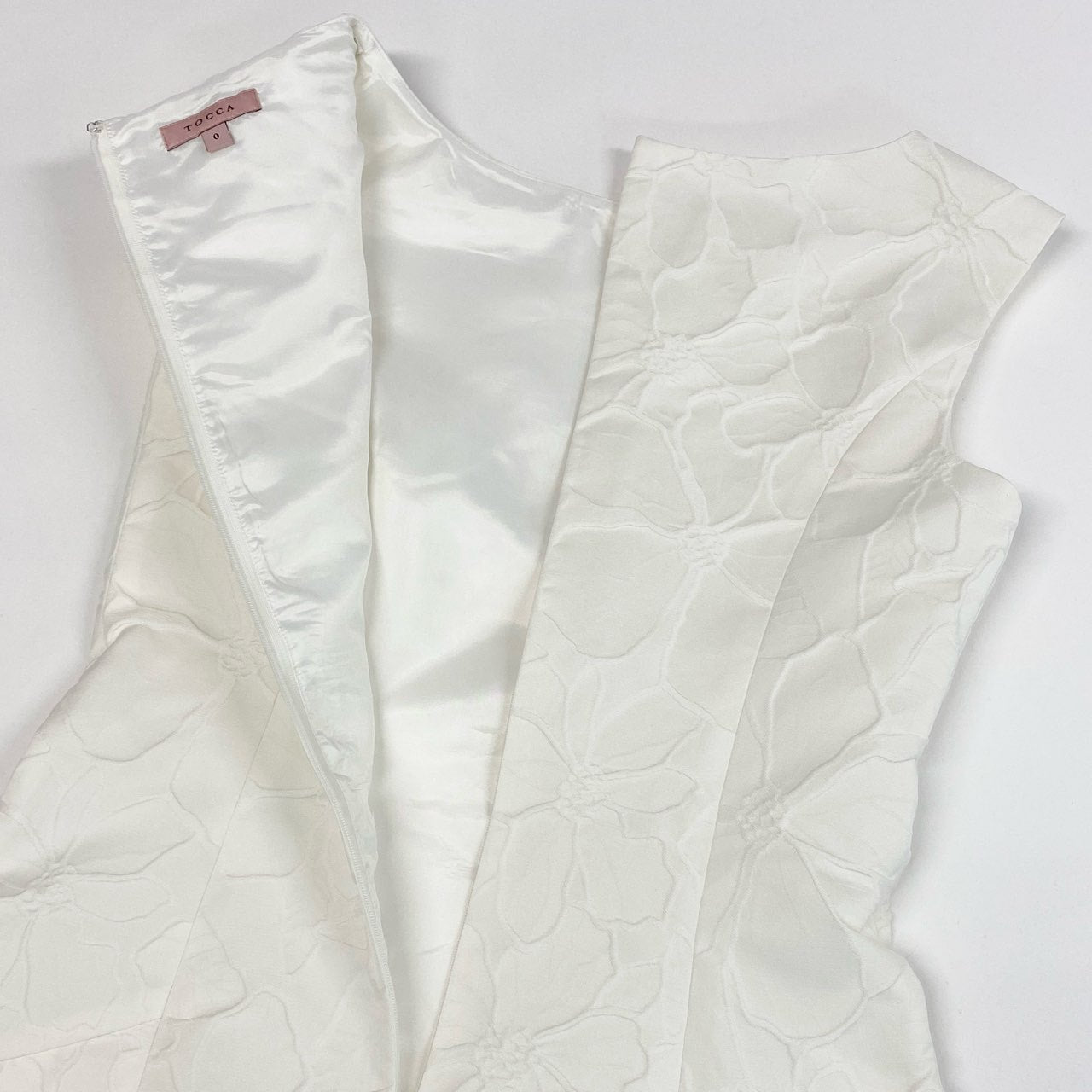 40k26 《美品》 TOCCA トッカ ノースリーブワンピース Aラインワンピース 花柄 立体 ストレッチ レディース 女性用 0 ホワイトo07t