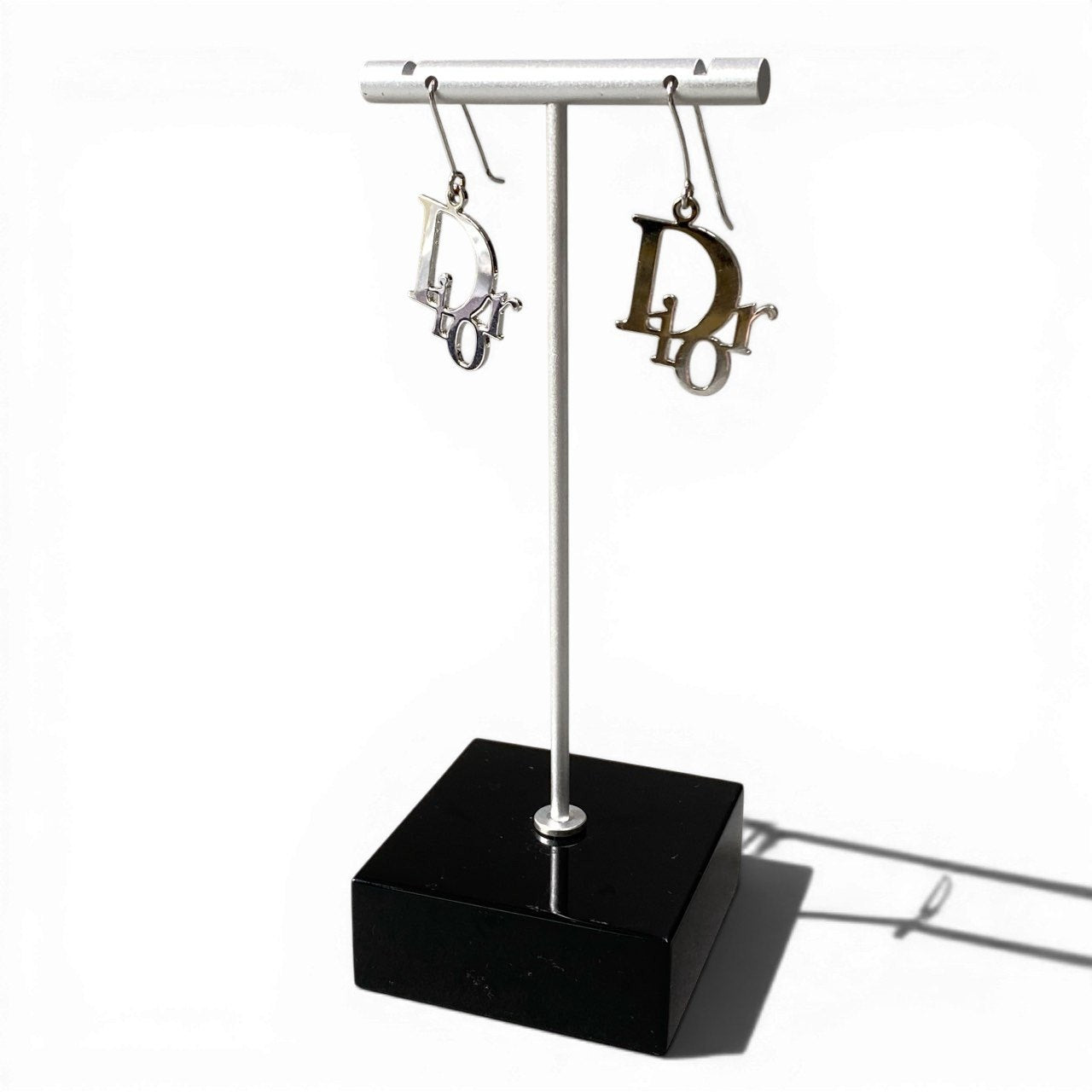 d9 Christian Dior クリスチャンディオール ロゴデザイン 両耳 ピアス Logo Design Pierced Earrings シルバー アクセサリーt18r