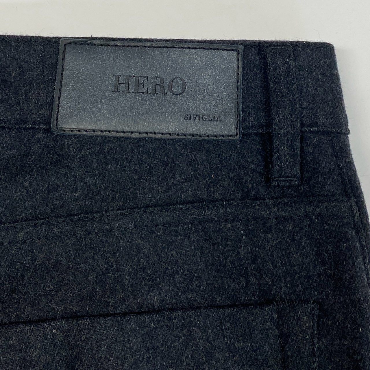 70a15 SIVIGLIA シビリア HERO ヒーロー スラックスパンツ センタープレス キャロットフィット ウール混 イタリア製 メンズ 紳士服 ボトムス 31 ダークグレーu02t