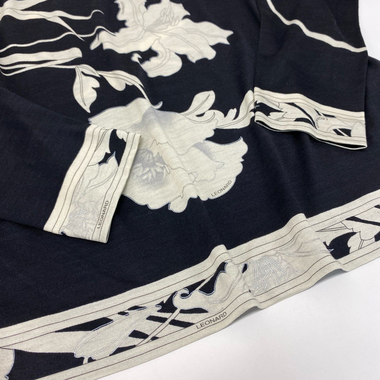 38k16【美品】LEONARD レオナール 長袖カットソー クルーネック 花柄 0369114 Mサイズ ブラック アイボリー レディースu02t