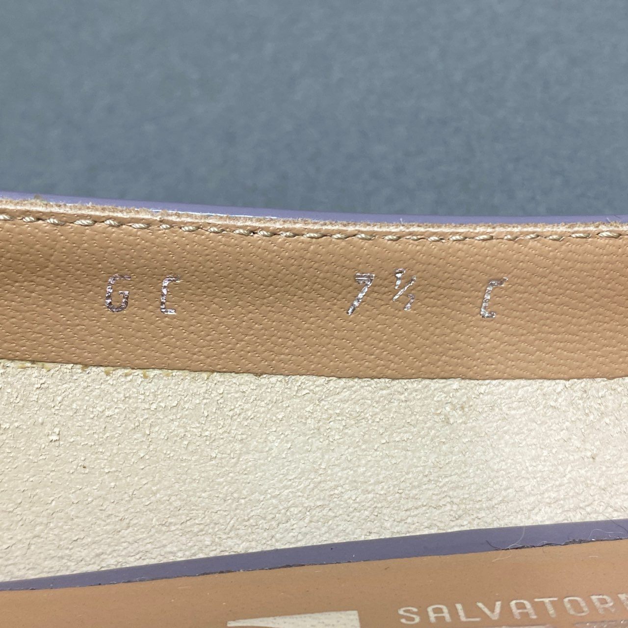 5a9 Salvatore Ferragamo サルヴァトーレ フェラガモ VARA ヴァラリボン エナメルヒールパンプス 7 1/2 ラベンダー パテントレザー イタリア製 シューズ