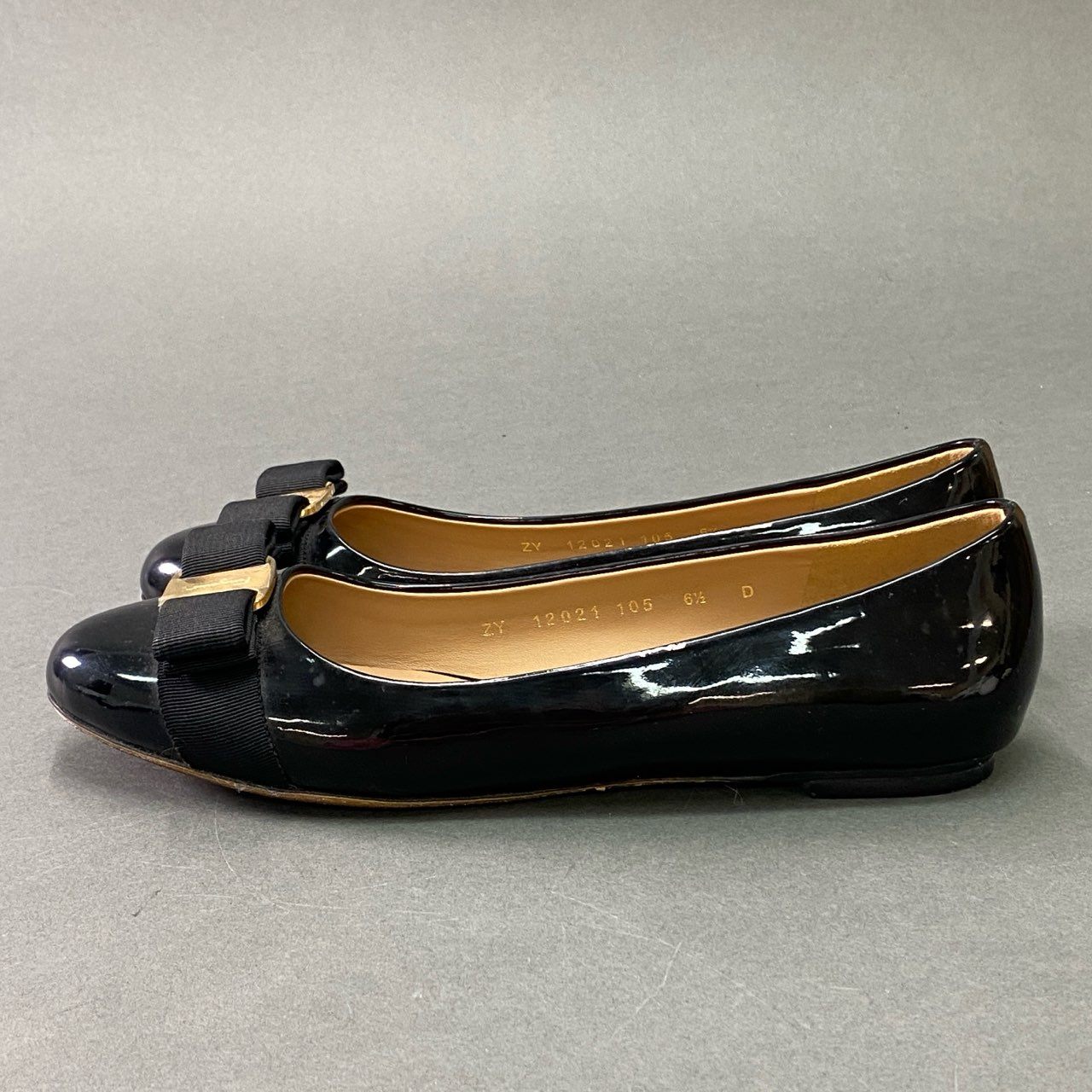 7b14 Salvatore Ferragamo サルヴァトーレ フェラガモ VARA ヴァラリボン エナメルフラットパンプス 6 1/2 ブラック パテントレザー スリッポン シューズ