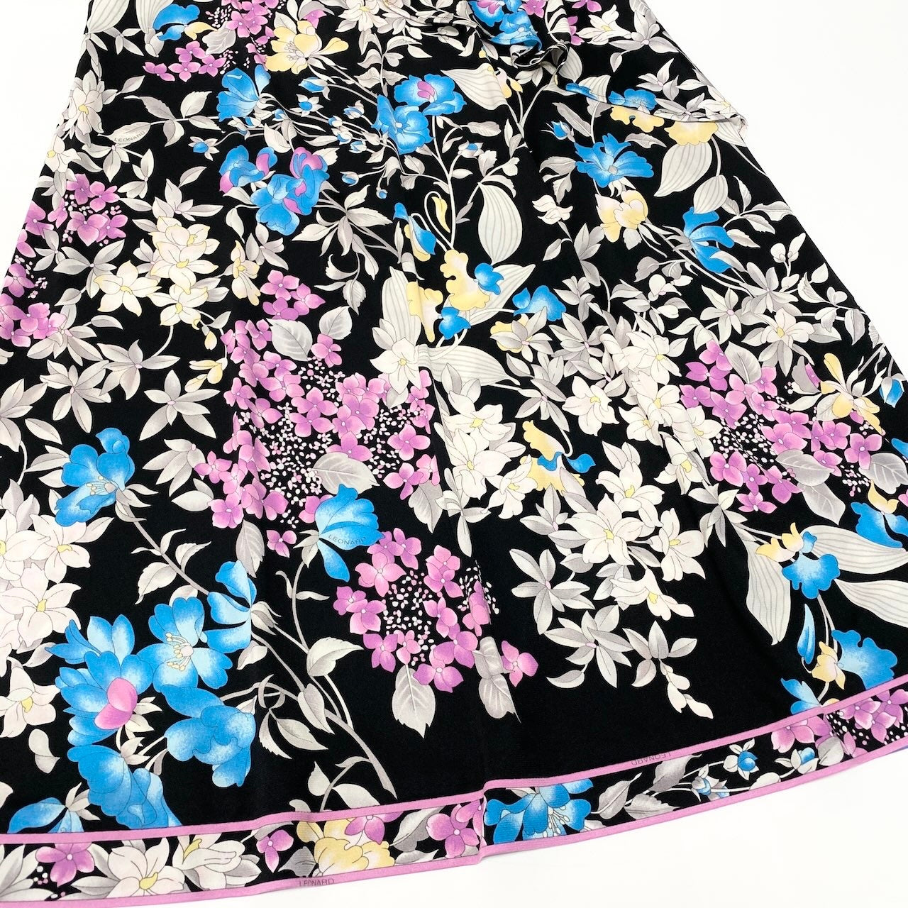 15d12 【美品】 LEONARD FASHION レオナール 膝丈ワンピース 美しい花柄プリント カンカン素材 日本製 サイズ42 ブラック レディース 女性用u02t