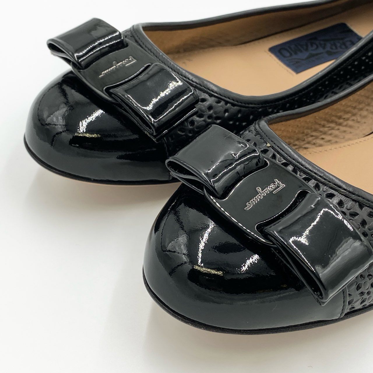 1i4 《未使用》 Salvatore Ferragamo サルヴァトーレフェラガモ VARA ヴァラ パンチング加工 フラットシューズ 7 1/2 ブラック レザー バレエ イタリア製 女性靴t18r
