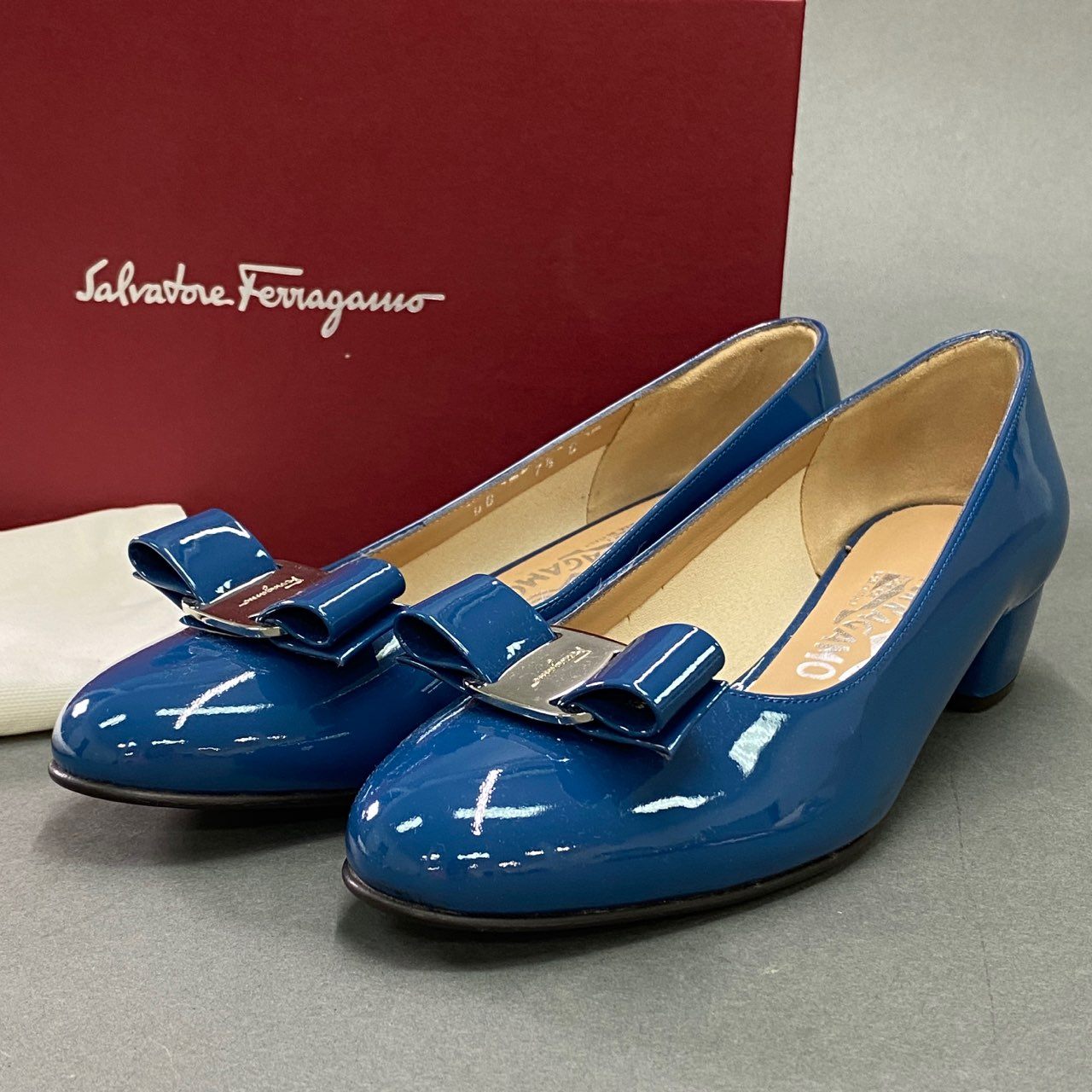 6a9 《美品》 Salvatore Ferragamo サルヴァトーレ フェラガモ VARA 1 ヴァラリボン エナメルパンプス ブルー パテントレザー イタリア製 シューズ 箱付き