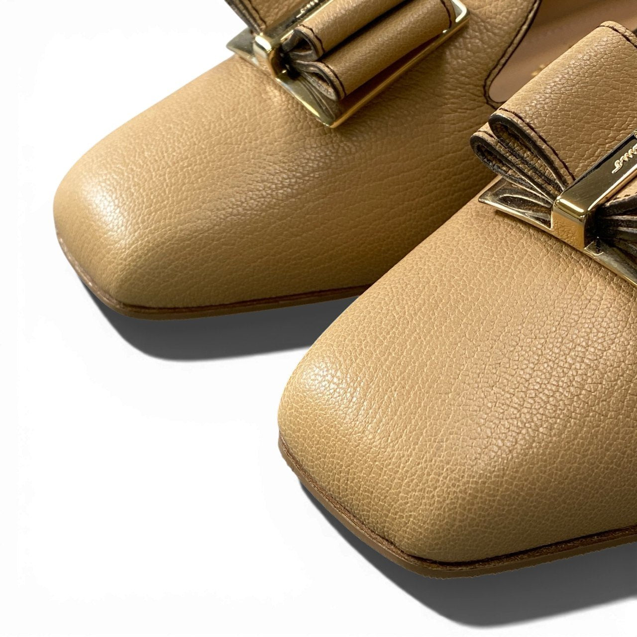 3b2【極美品】 Salvatore Ferragamo サルヴァトーレフェラガモ ヴァラリボン フラットシューズ スクエアトゥ レザー レディース 女性靴 6 1/2 ベージュ leatheru02t