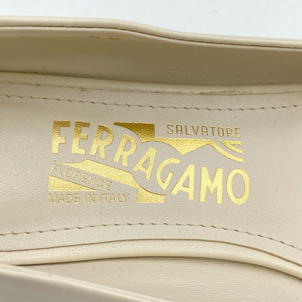 2i3《美品》 Salvatore Ferragamo サルヴァトーレフェラガモ Pre-Oened プレオウンド Varina リボンフラットシューズ 7 1/2 ホワイト レザー パンプスt18r