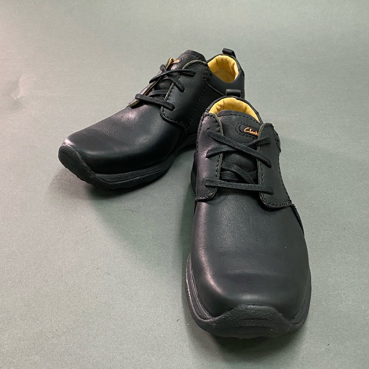 3f8 《美品》 Clarks クラークス レザースニーカー UK7 1/2 ブラック Leather active AIR アクティブエアー シューズ
