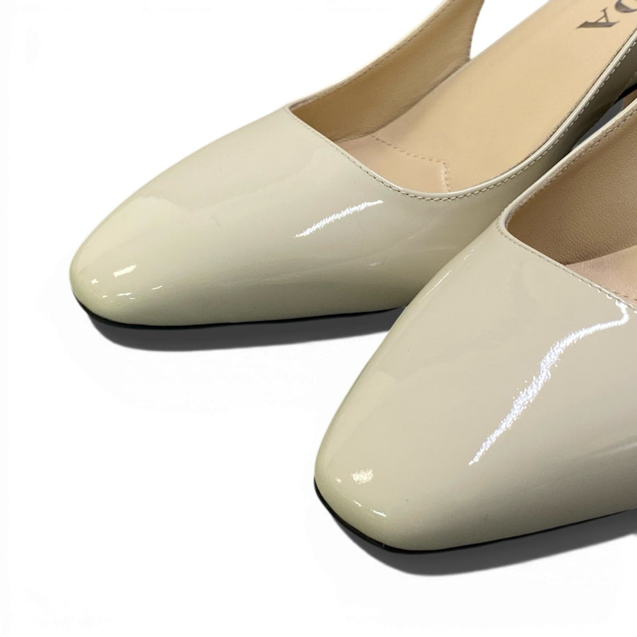 b26【極美品】PRADA プラダ スリングバック パンプス 三角プレート ロゴプレート サイズ1/2 アイボリー パテントレザー レディース 靴 シューズta1