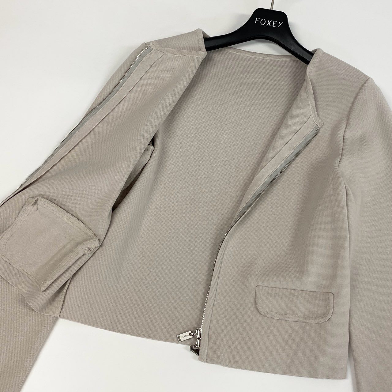 9j6 FOXEY BOUTIQUE フォクシーブティック ジップアップ ノーカラー ニットジャケット URBAN STANDARD カーディガン 日本製 42844 38 サンドベージュ レディースo07t