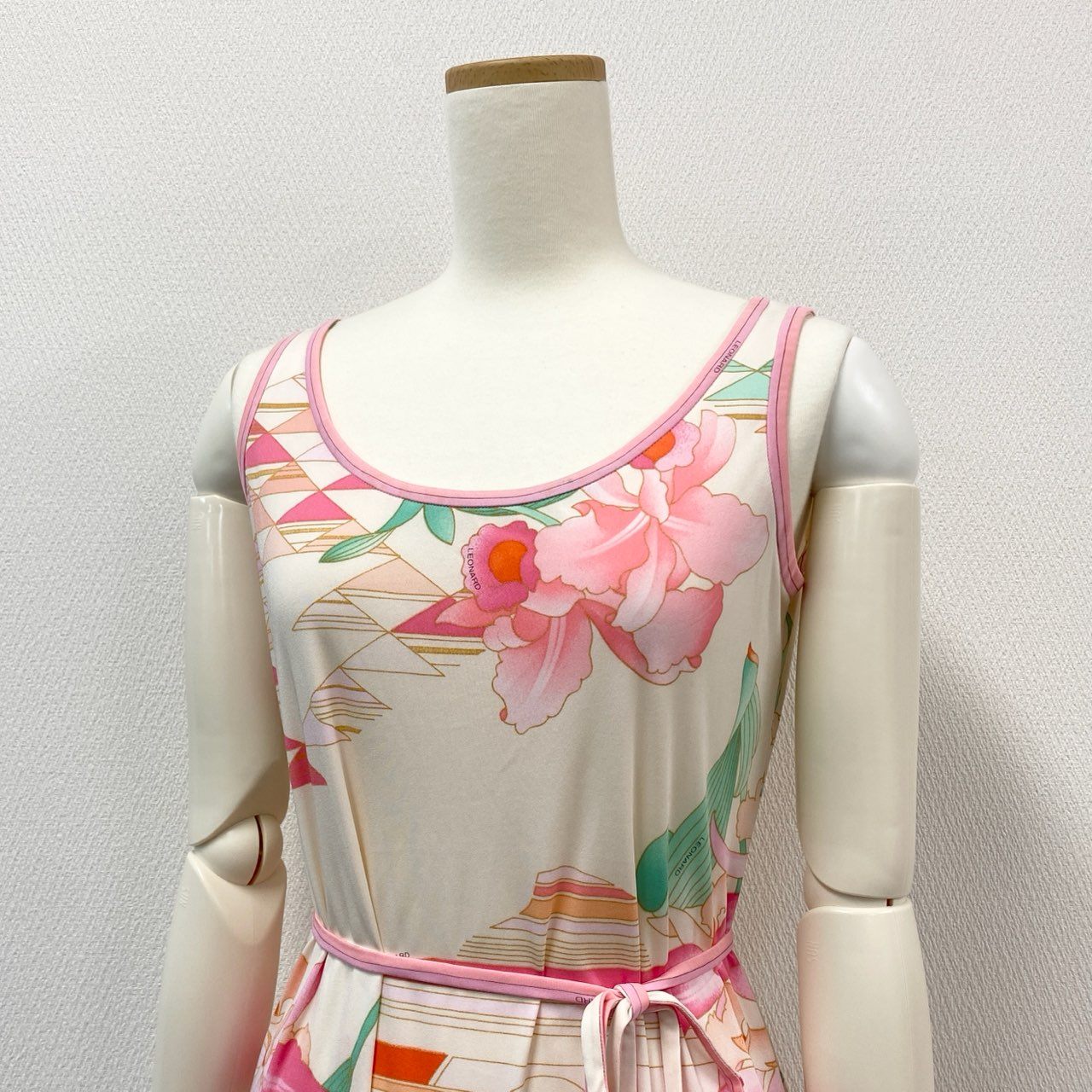 66i18 《美品》 LEONARD レオナール 美しい花柄プリント カンカン素材 ノースリーブワンピース ひざ丈ワンピース 0330243 サイズ1 ピンク レディースu02t