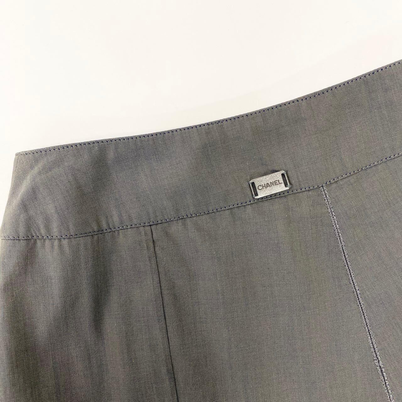 e10 【美品】CHANEL タックデザインフレアスカート ロゴプレート  P13336V07557 AE025 38サイズ グレー系 コットン100％ レディース 女性用k02i