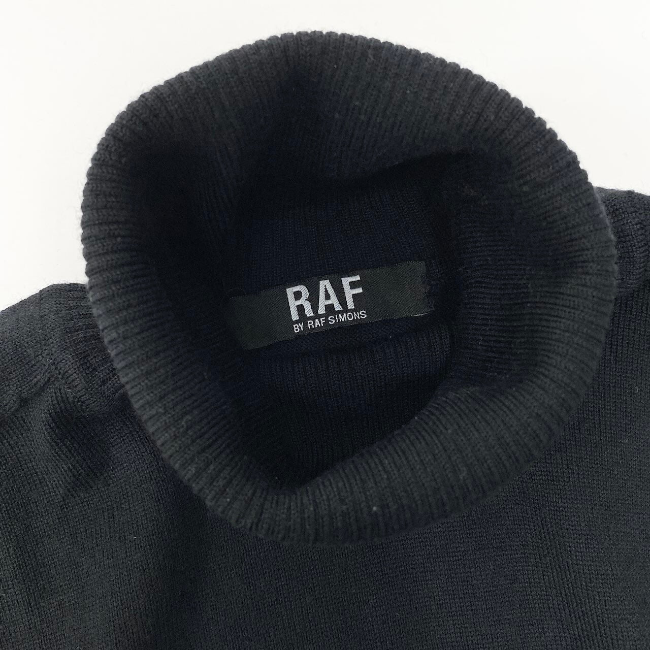 86d9 RAF BY RAF SIMONS ラフシモンズ タートルネック ニットセーター ハイゲージニット ウールブレンド ワンポイント刺繍 サイズS ブラックo07t