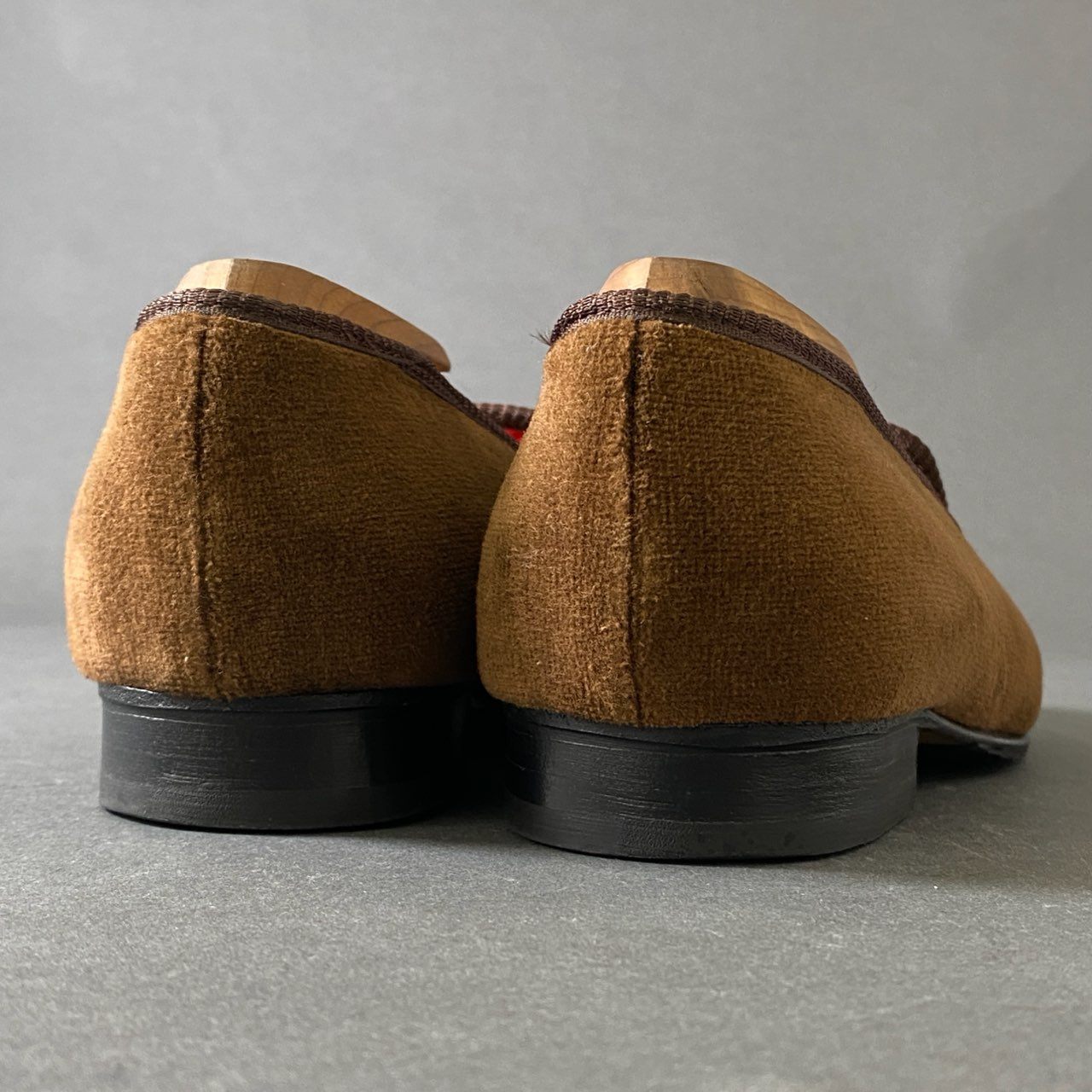 8g19 《美品》 Tricker's トリッカーズ イングランド製 JERMYN STREET オペラシューズ スリッポンシューズ 刺繍 6 ブラウン ベロア