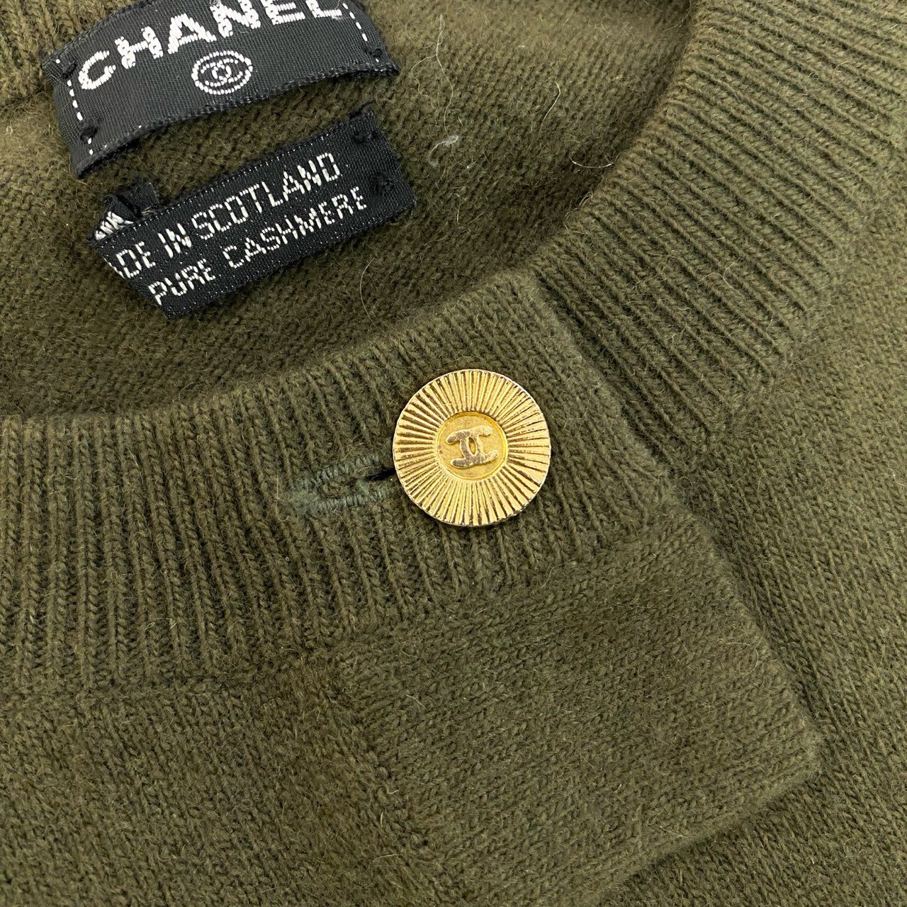 15a16 CHANEL シャネル ピュアカシミヤ 100％ セットアップニット 金ボタン サイズM カーキ Cashmere Knit Set Up ココマークt18r