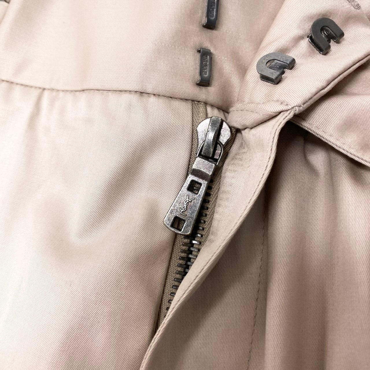 29f15 YVES SAINT LAURENT イヴサンローラン リヴゴーシュ 2003年 トムフォード期 フレアパンツ ベルト付 ボトムス サイズ46 ベージュ コットン100％ メンズ 紳士服u02t
