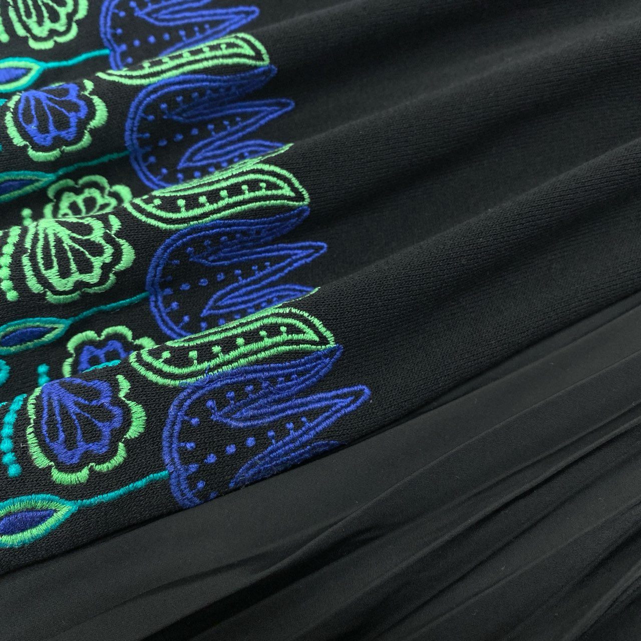 28k29 TOKUKO 1er VOL トクコプルミエヴォル フレンチスリーブ ニットワンピース プリーツ切替 身幅ゆったり○ フロント刺繡 レディース 女性用 ９ ブラックu02t