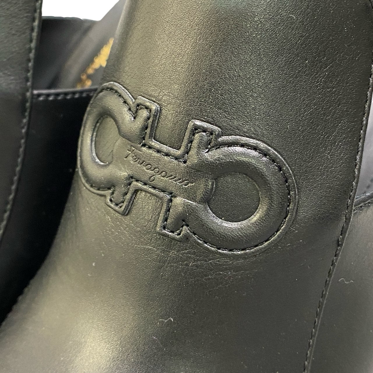 1b23 Salvatore Ferragam サルヴァトーレフェラガモ ガンチーニ ミュール ポインテッドトゥ チャンキーヒール ワンポイントロゴ レディース 女性靴 イタリア製 7 1/2 ブラック レザーu02t