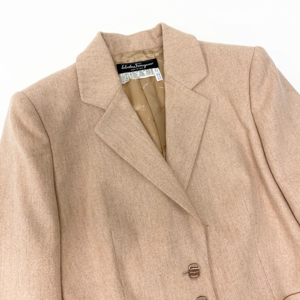 11e27 Salvatore Ferragamo サルヴァトーレフェラガモ セットアップ スカートスーツ フォーマルスーツ ヴァラボタン サイズ40 イタリア製 ピンクベージュ  レディース 女性服u02t