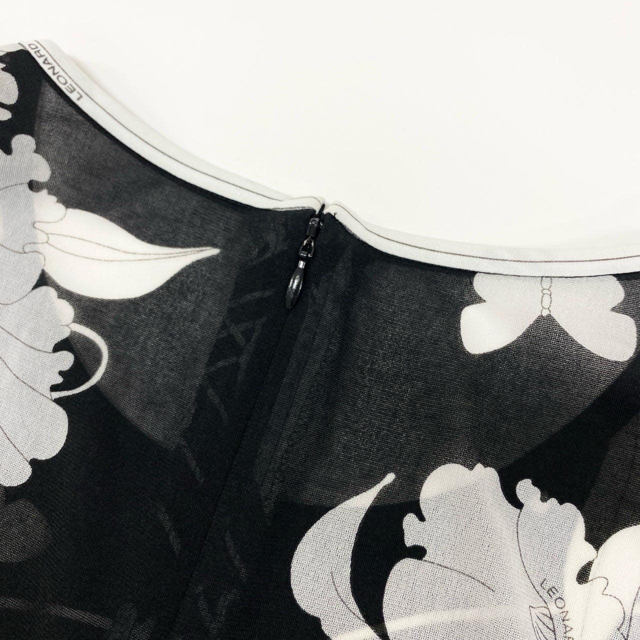 38k16【美品】LEONARD レオナール 長袖カットソー カンカン素材 クルーネック 蝶々 花柄 0199523 LLサイズ ブラック ホワイト レディースu02t