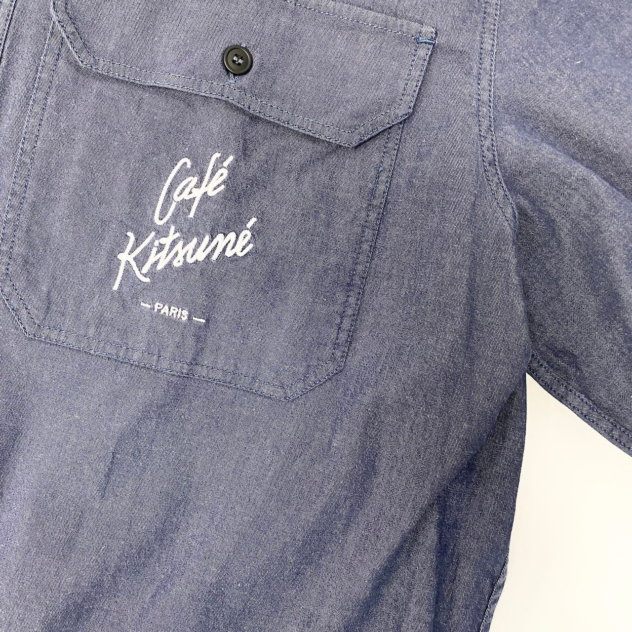 32c30 【新品保管品】MAISON KITSUNE メゾンキツネ × Cafe Kitsune カフェ キツネ ロングスリーブシャツ ロゴ刺繍 IM00473WC2009 XLサイズ インディゴ メンズ 男性用o07t