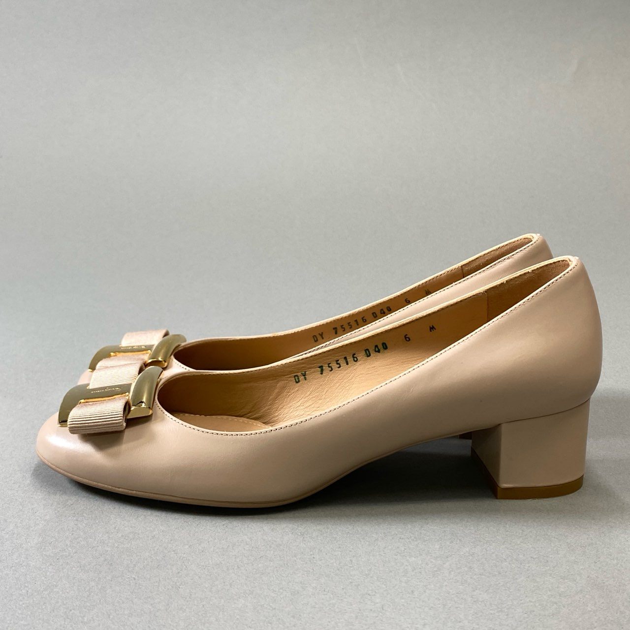 6j16 《美品》 SALVATORE FERRAGAMO サルヴァトーレフェラガモ NINNA ヒールパンプス イタリア製 ヴァラリボン シューズ 6 23cm相当 ピンクベージュ レザー レディースo07t