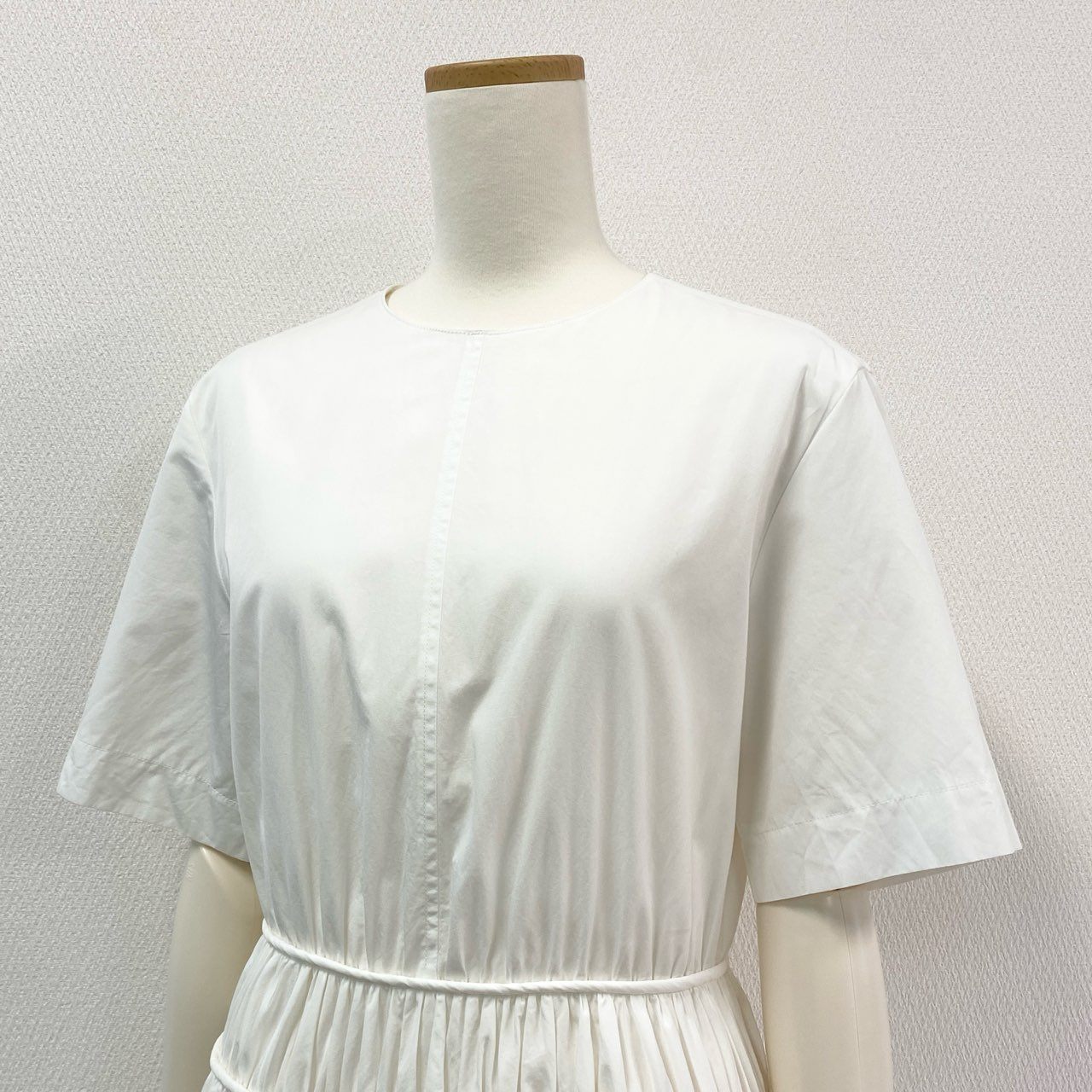 60j27《美品》ebure エブール コットンタイプライターウエストギャザーワンピース 半袖ワンピース フレア ロング丈 3310300303 36サイズ ホワイト レディースu02t