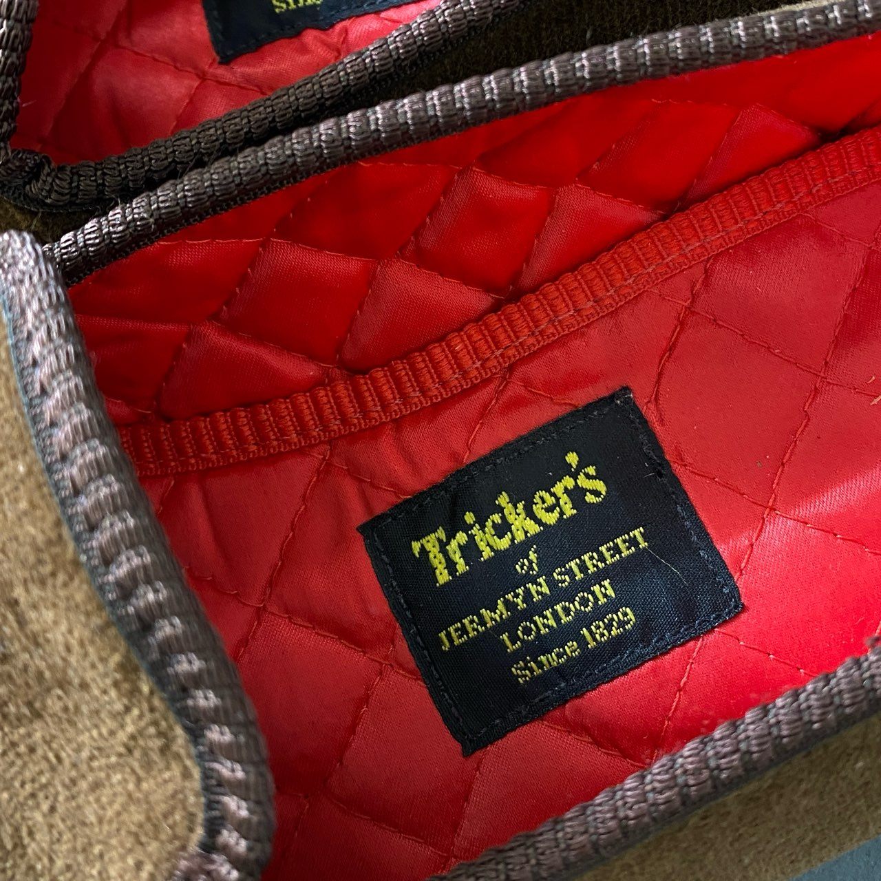 8g19 《美品》 Tricker's トリッカーズ イングランド製 JERMYN STREET オペラシューズ スリッポンシューズ 刺繍 6 ブラウン ベロア