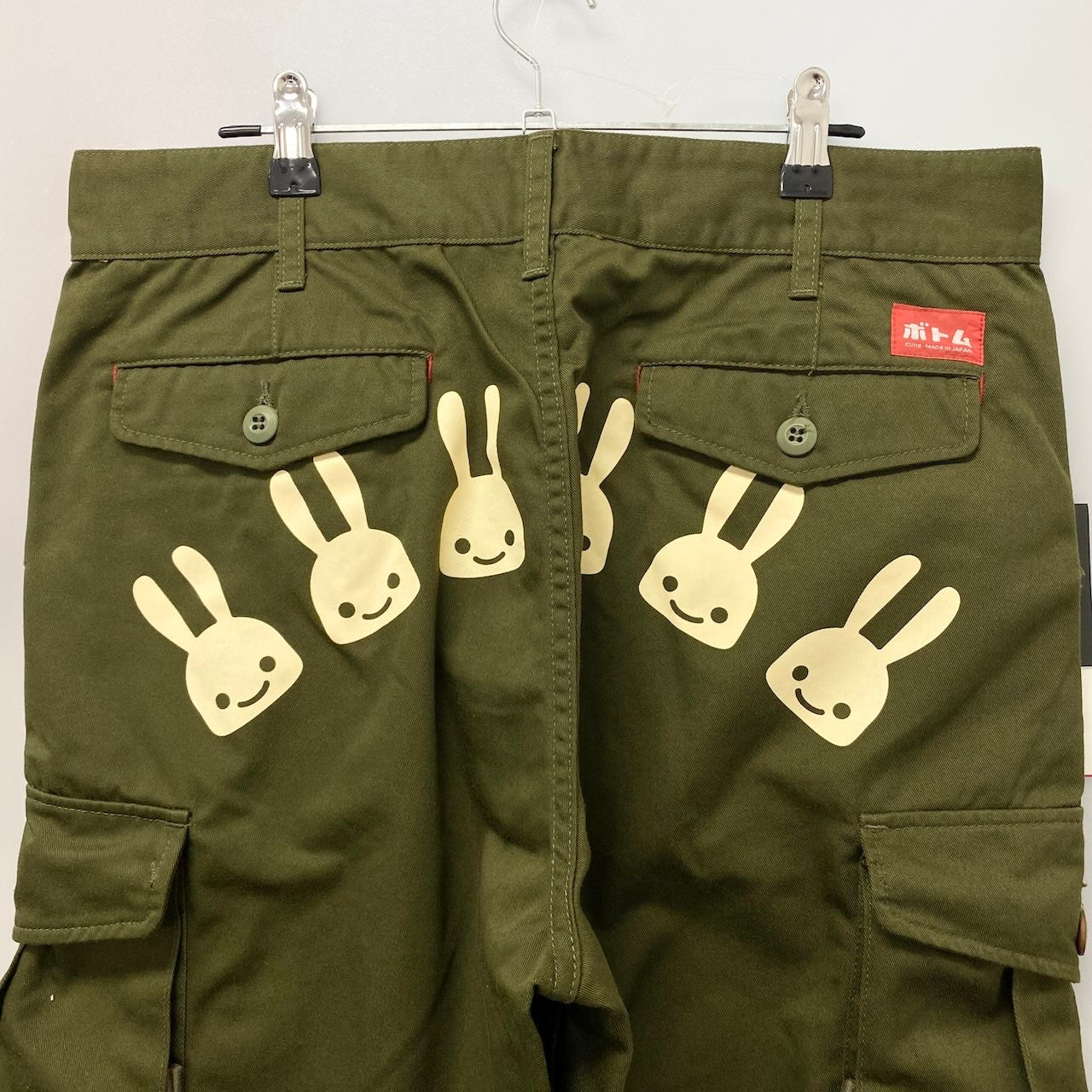 83e15《未使用品》 CUNE. キューン 6Pうさぎ カーゴパンツ サイズM カーキ ミリタリー 日本製 Cargo Pants タグ付t18r