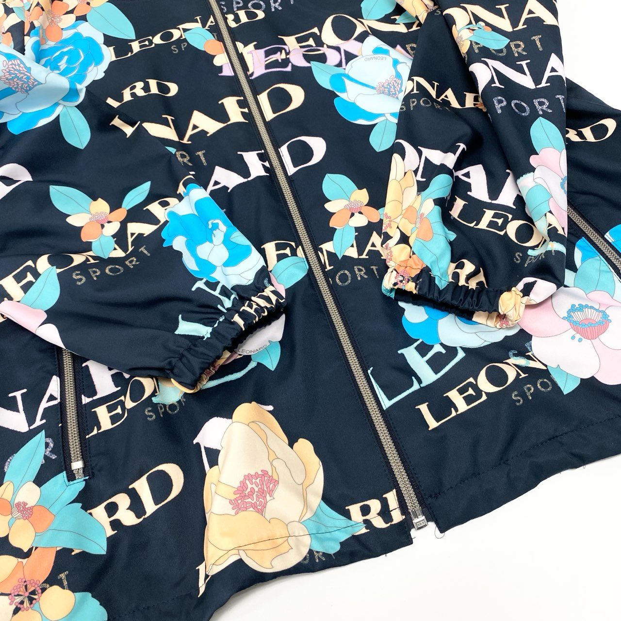 31b6 【極美品】LEONARD SPORT レオナール スポーツ ロングスリーブジャケット 美しい花柄プリント フード収納可 ロゴ 総柄 0555150 40サイズ ブラック ポリエステル100％ レディース 女性用u02t