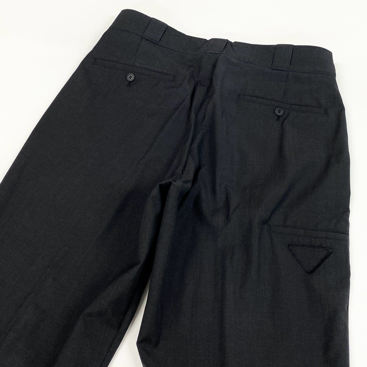 67b3 PRADA プラダ ウールスラックス ボトムパンツ 三角ロゴ 46サイズ ダークグレー ウール00％ メンズo07t