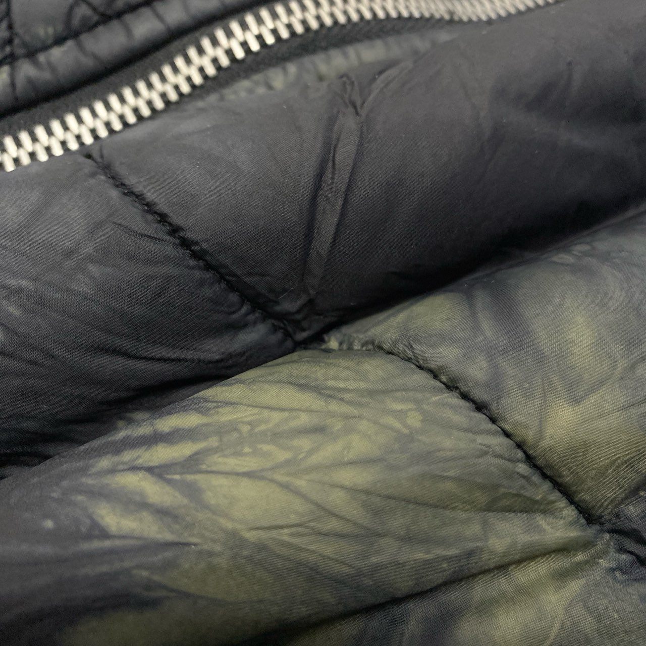 26a19 《タグ付き》 DIESEL ディーゼル W GENERIC HOOD JACKET 中綿ジャケット サイズS ブラック グリーン アウター 紳士服t18r